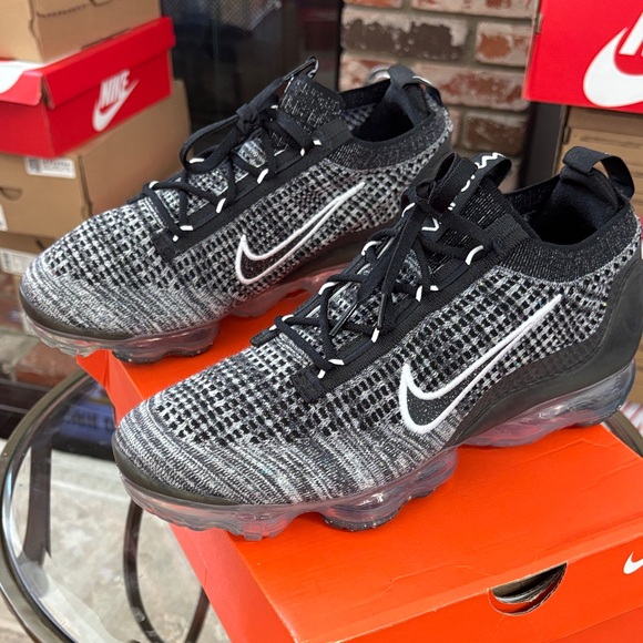 Women’s Nike Vapormax 2021 Flyknit Oreo DH4088-003 - Picture 5 of 8